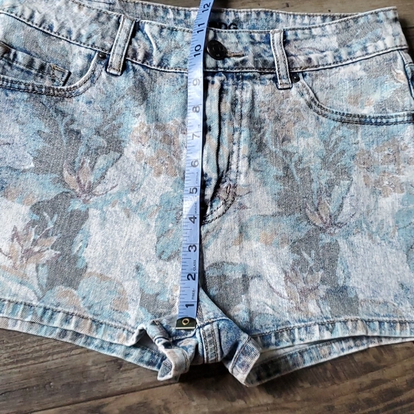 BDG High Rise Erin Faded Floral Shortie Shorts - Picture 7 of 9